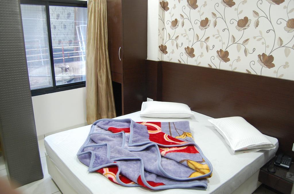 Hotel Poonam Palace Удджайн Номер фото