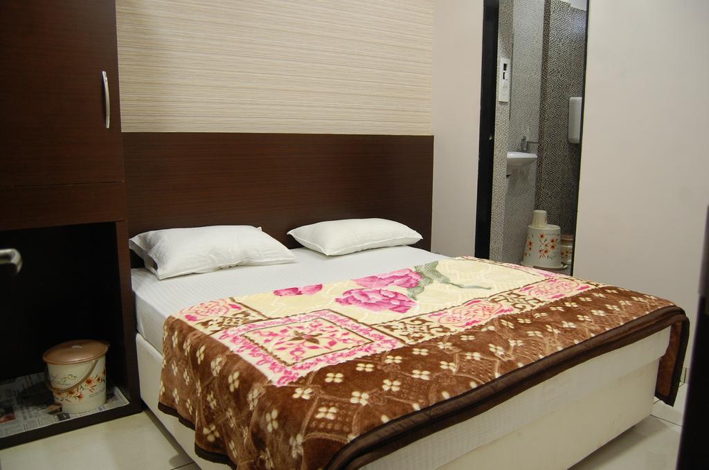 Hotel Poonam Palace Удджайн Номер фото