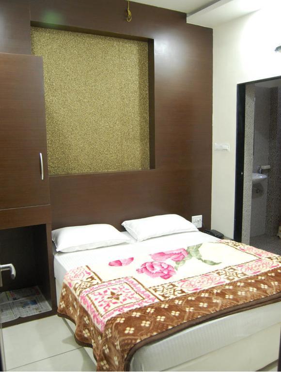 Hotel Poonam Palace Удджайн Номер фото