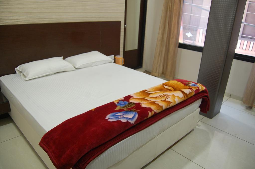 Hotel Poonam Palace Удджайн Номер фото