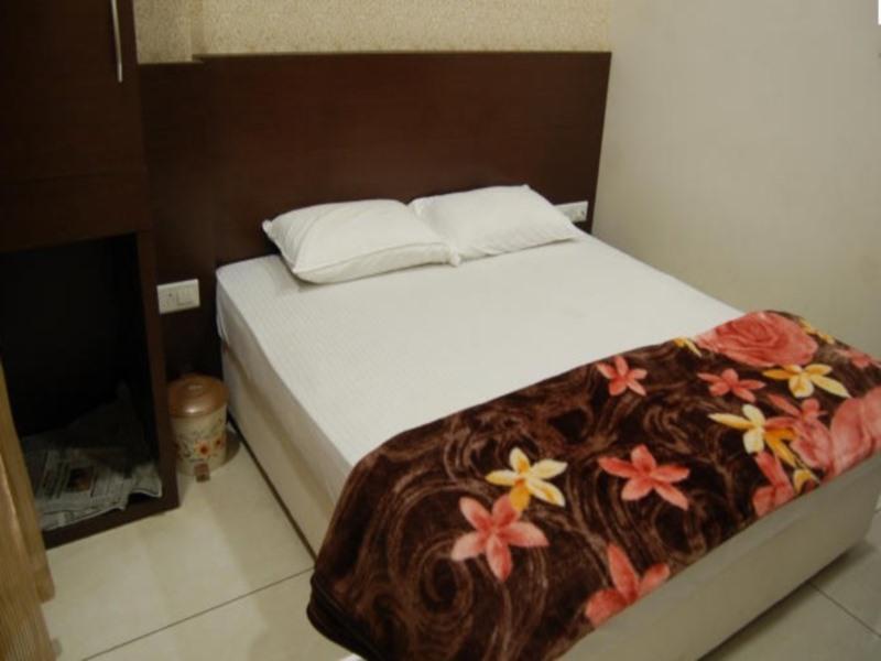 Hotel Poonam Palace Удджайн Экстерьер фото