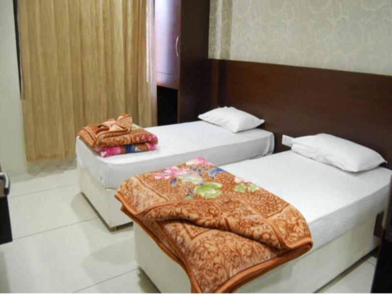 Hotel Poonam Palace Удджайн Экстерьер фото