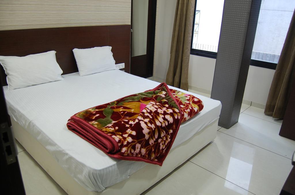 Hotel Poonam Palace Удджайн Экстерьер фото