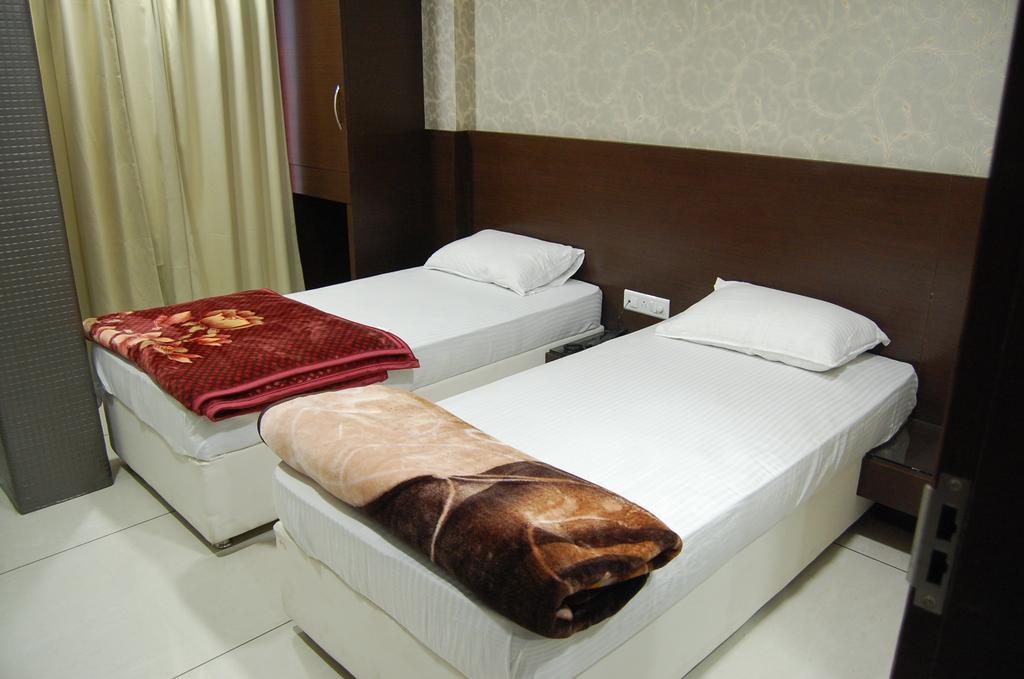 Hotel Poonam Palace Удджайн Экстерьер фото