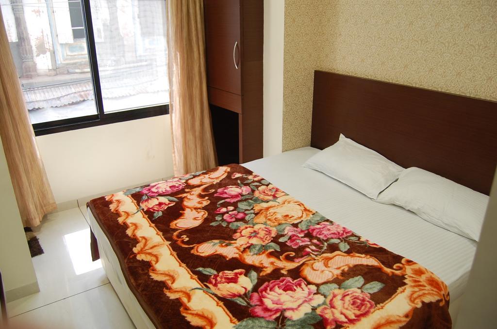 Hotel Poonam Palace Удджайн Экстерьер фото