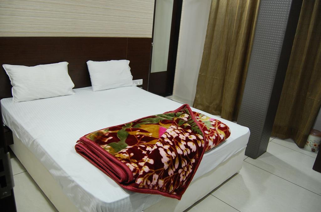 Hotel Poonam Palace Удджайн Экстерьер фото